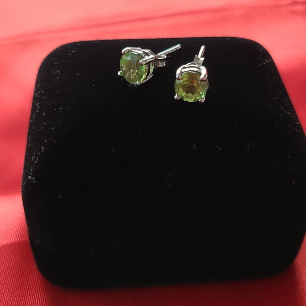 Peridot studs